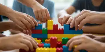 Mãos diversas construindo uma cidade com blocos coloridos, simbolizando a colaboração em projetos comunitários e inovação social.