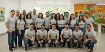 Voluntários engajados em reunião, simbolizando comunicação interna eficaz em ONGs.