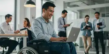 Pessoa com deficiência em cadeira de rodas trabalhando em escritório, simbolizando inclusão.