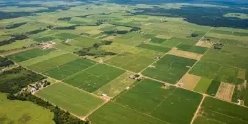 Paisagem agrícola sustentável no Brasil em 2026, com foco em diversidade de culturas e tecnologias inovadoras.