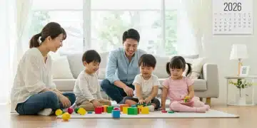 Família feliz com duas crianças pequenas em casa em 2026, simbolizando o apoio social.