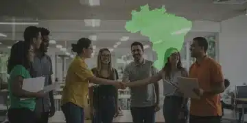 Pessoas diversas colaborando em um centro comunitário, com mapa do Brasil ao fundo, simbolizando alcance nacional de iniciativas.