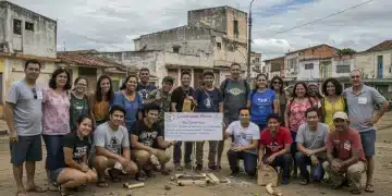 Grupo diverso de voluntários trabalhando juntos em projeto comunitário no Brasil, simbolizando união e impacto social positivo.